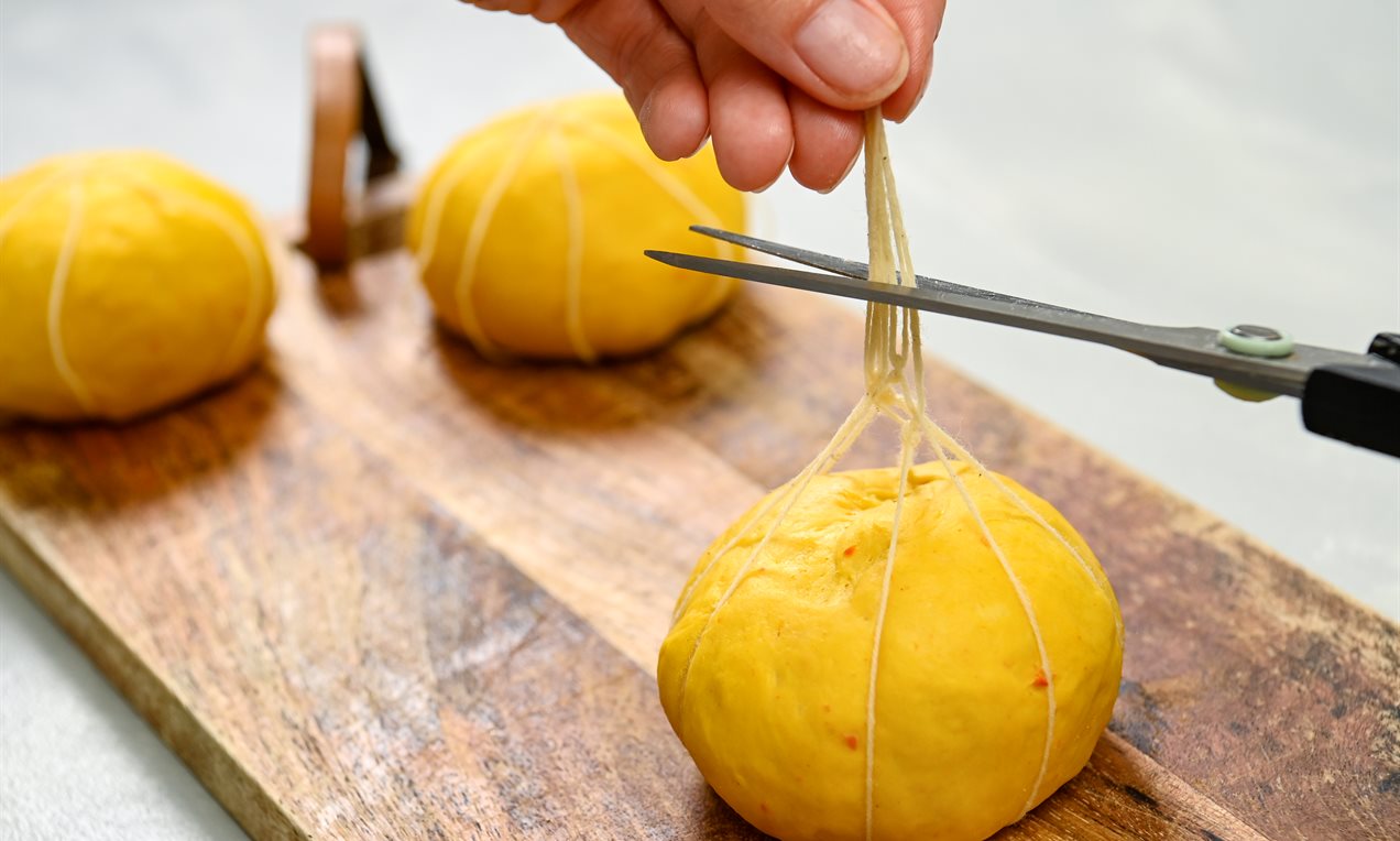 Picture - Pumpkin bread rolls - Step 3: Cut off the protruding twine