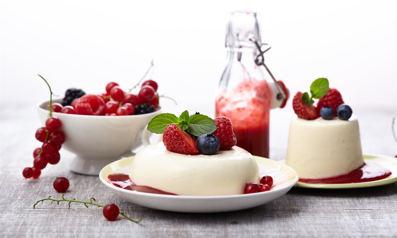 Panna cotta mit fruchtiger Beerensauce Rezept | Dr. Oetker