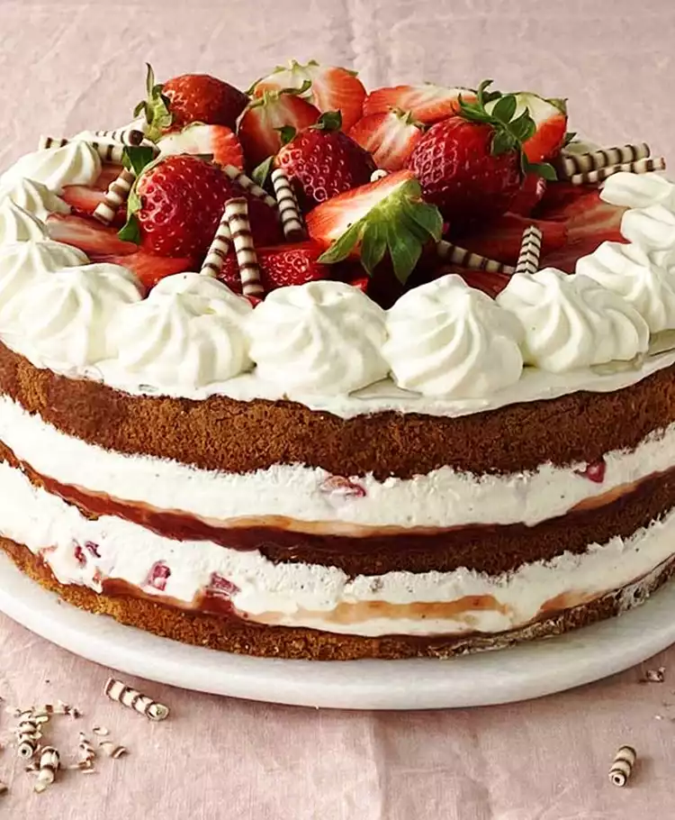 Torte alla vaniglia sul vassoio, torta fatta in casa, torta appena