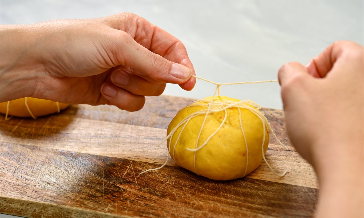 Picture - Pumpkin bread rolls - Step 2: Tie the string
