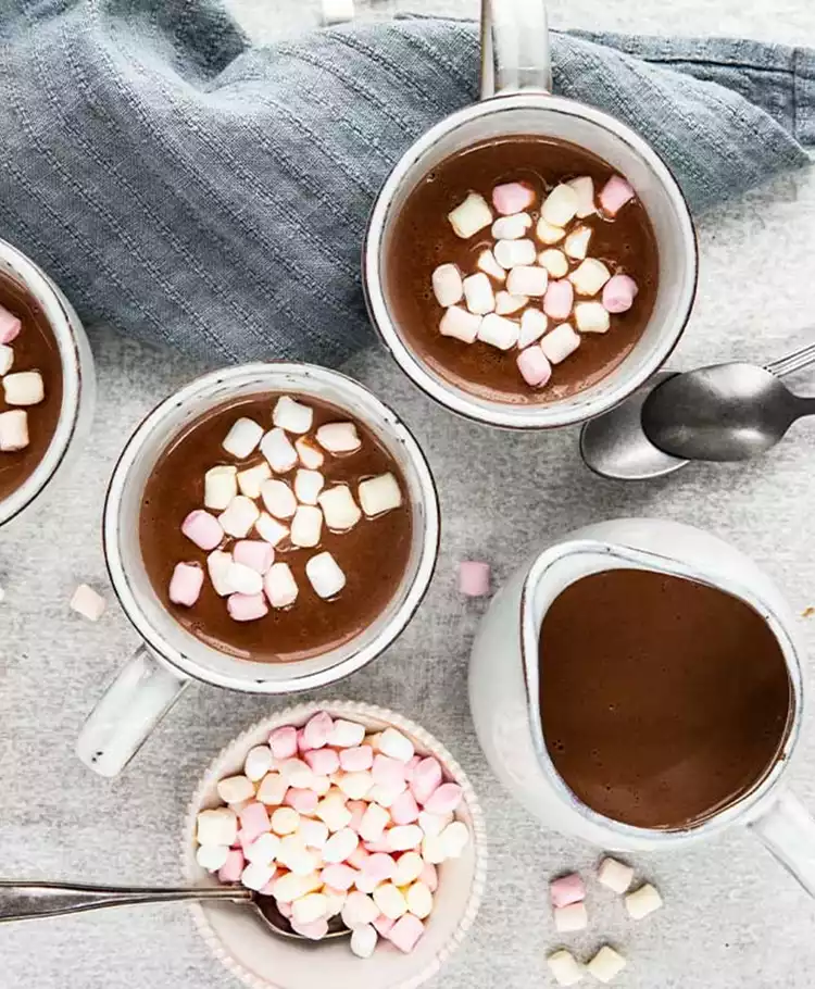 Chocolat chaud au chocolat blanc et aux marshmallows - Recette