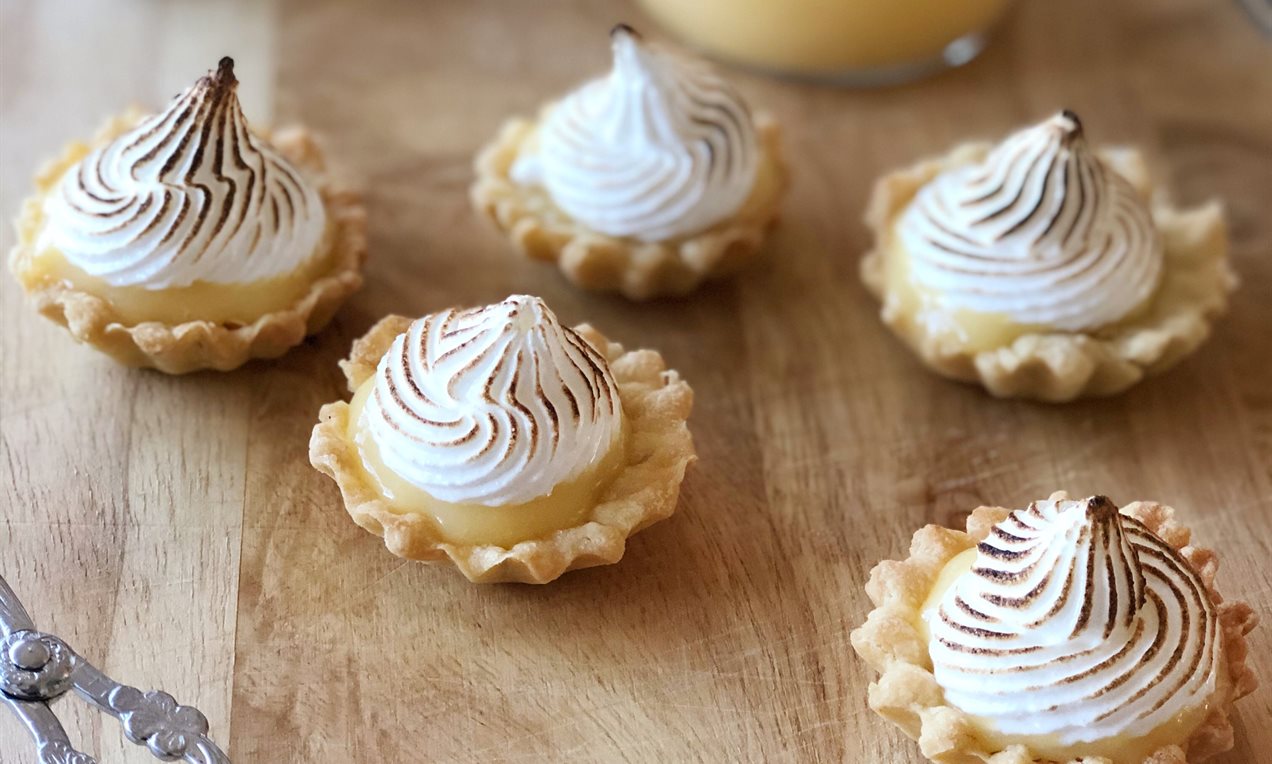 Mini-Baiser-Törtchen mit Passionsfrucht-Curd Rezept | Dr. Oetker Mini-Baiser-Törtchen mit Passionsfrucht-Curd Rezept | Dr. Oetker