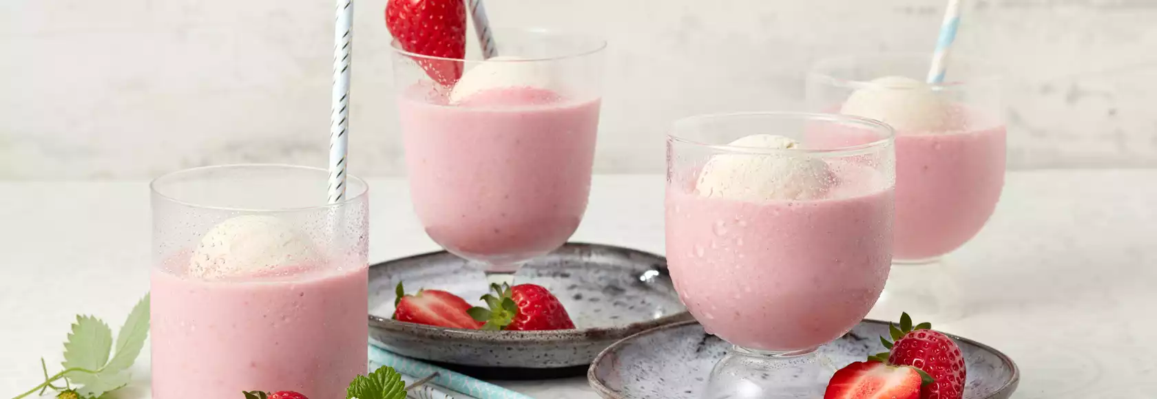 Erdbeer Milchshake Erdbeer Milchshake Oder Smoothie In Einem Glas Mit