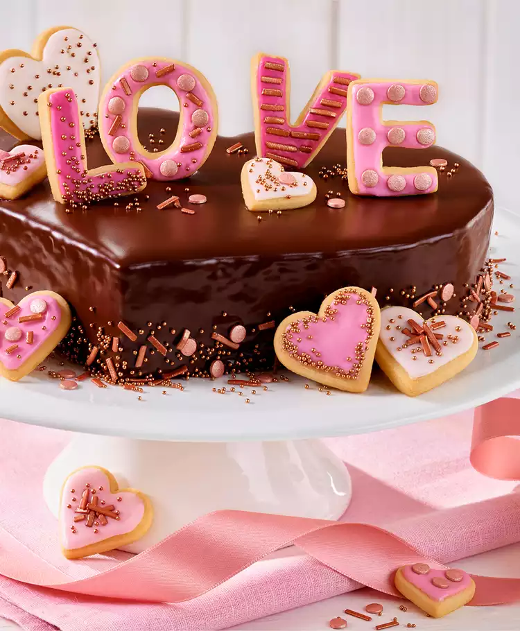 torta al cuore . Dessert del giorno di San Valentino. Torte Mousse e  decorazioni al cioccolato. Torta da dessert di nozze con frutti di bosco.  Torta per una persona cara. Prodotti da