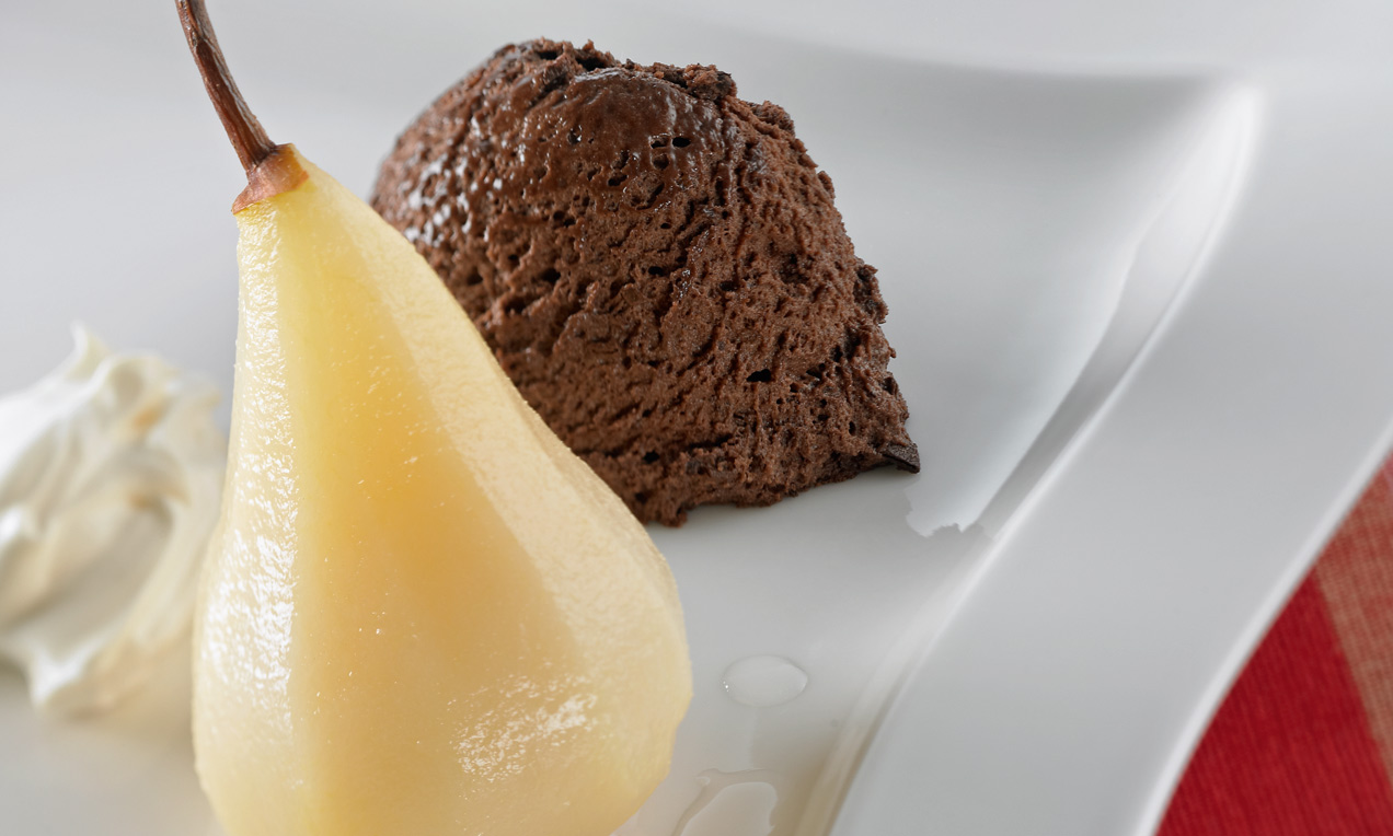 Pochierte Birne in Spumante mit Mousse au Chocolat Rezept | Dr. Oetker
