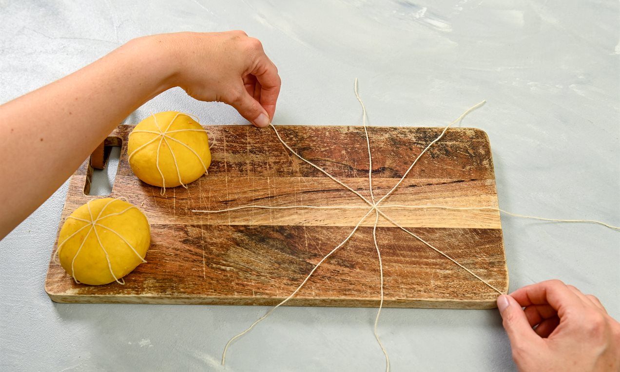 Picture - Pumpkin bread rolls - Step 1: Place the kitchen twine
