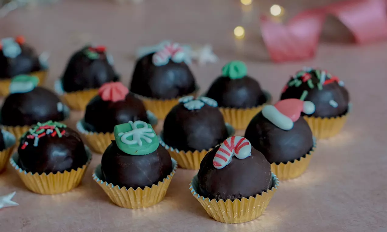 Weihnachtlich dekorierte Lebkuchen Pralinen mit Mandeln und dunkler Kuchenglasur