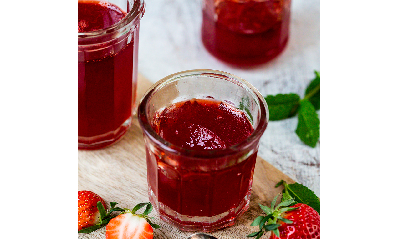 Erdbeergelée mit Champagner und Zitronenmelisse Rezept | Dr. Oetker