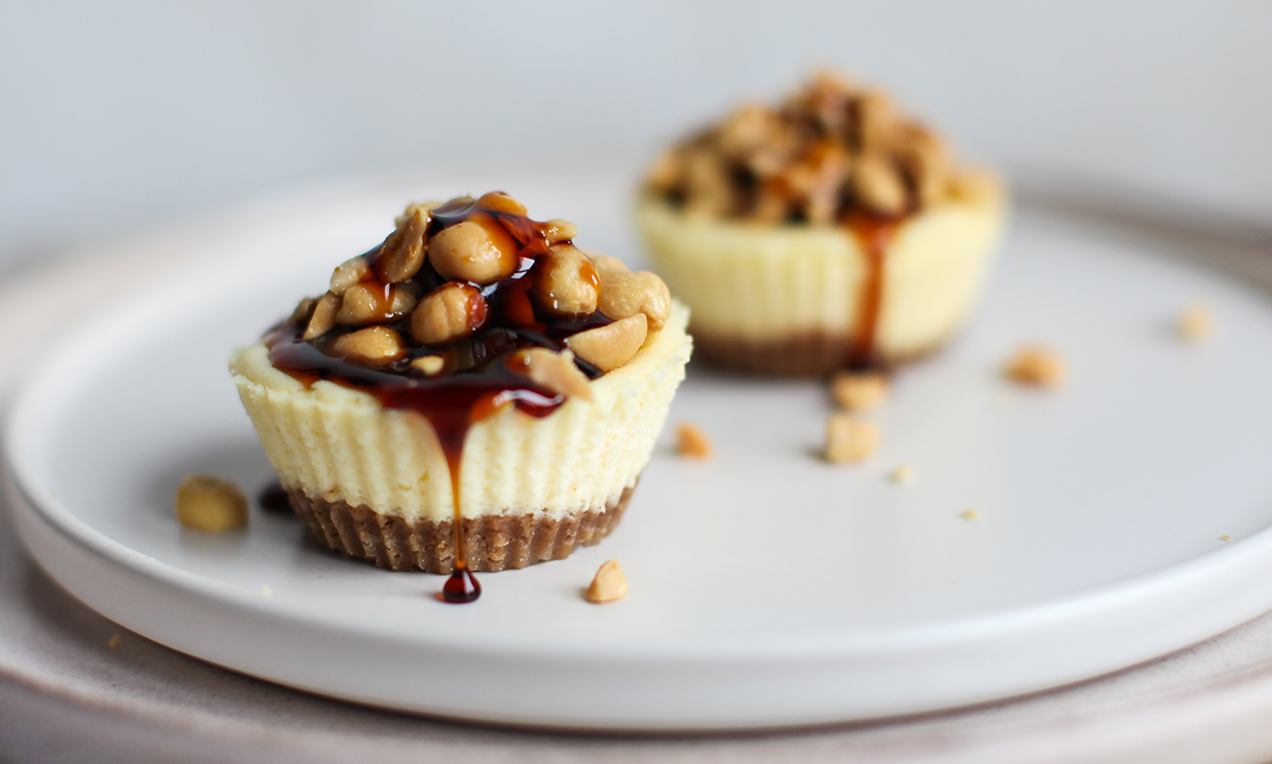 Mini-Cheesecakes mit Caramel-Sauce und Erdnüssen Rezept | Dr. Oetker