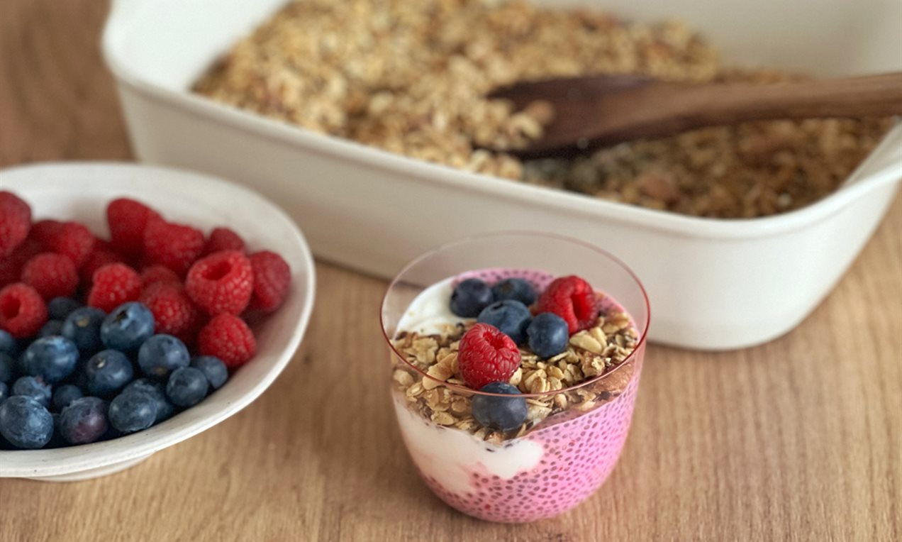 Beeren-Chia Pudding mit Vanille Granola Rezept | Dr. Oetker